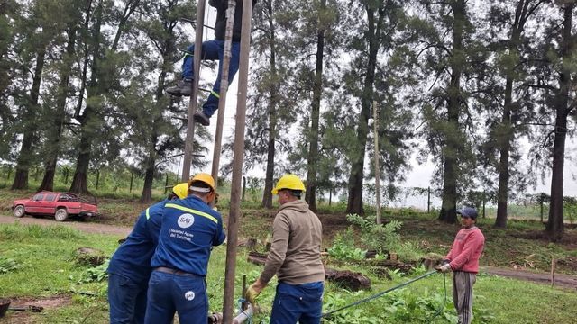 La intervención permitió restablecer el suministro de agua potable sin suspender la jornada escolar.