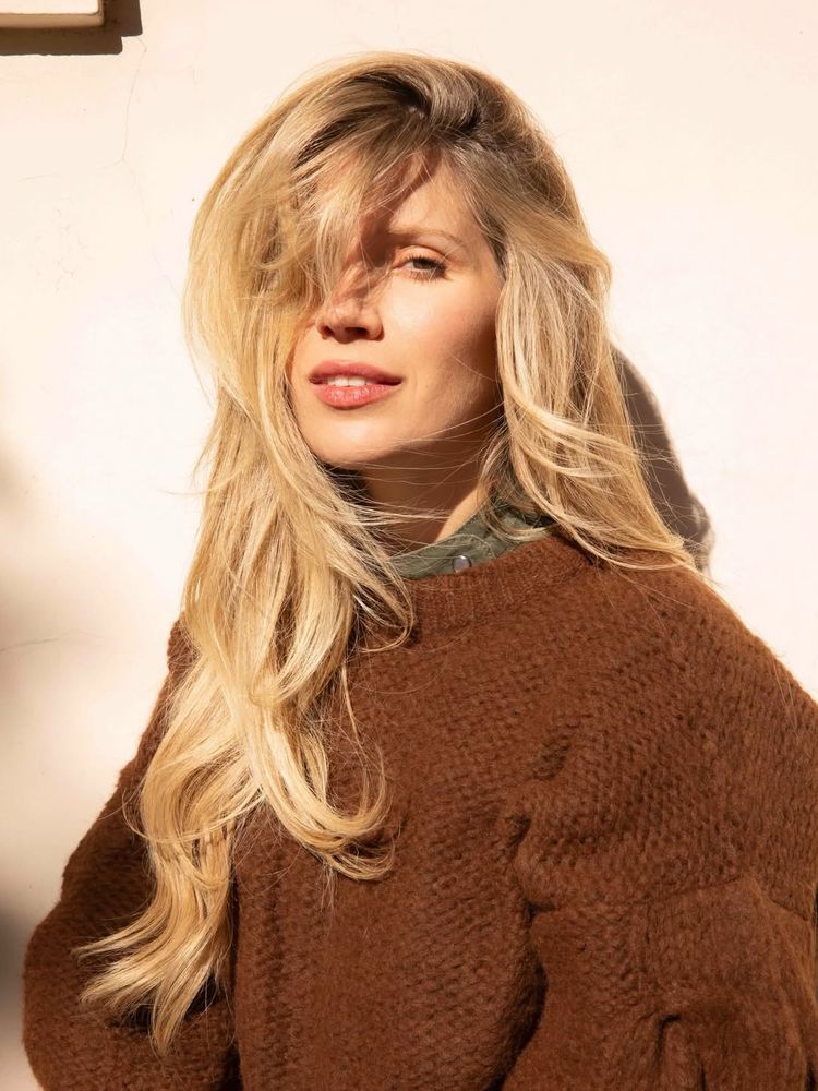 Laurita Fernández dio cátedra de estilo con un sweater en tono chocolate y marcó tendencia