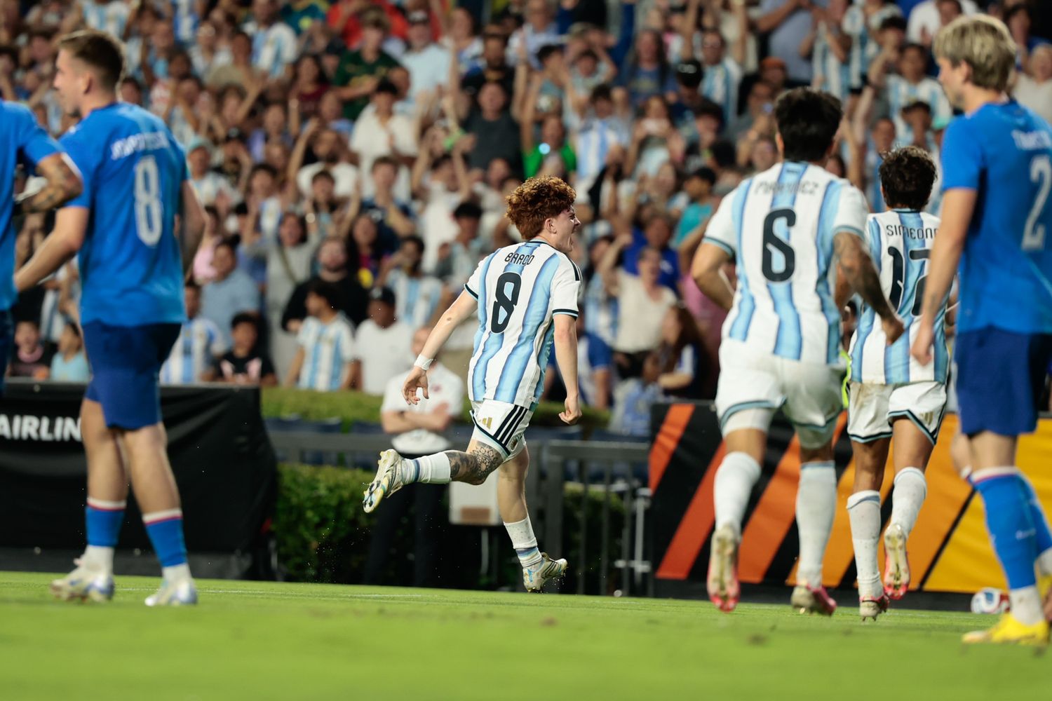 Valentín Barco festeja el 1 a 0 de Argentina ante Islandia en el amistoso previo al Mundial 2026