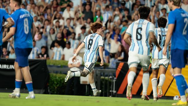 Valentín Barco festeja el 1 a 0 de Argentina ante Islandia en el amistoso previo al Mundial 2026