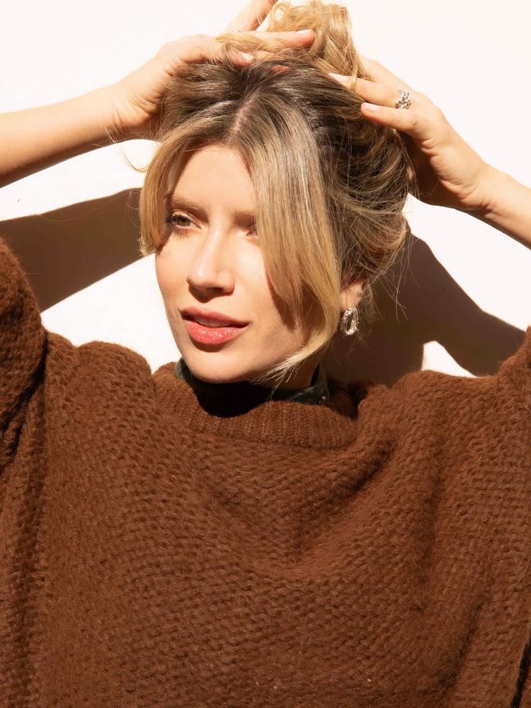 Laurita Fernández dio cátedra de estilo con un sweater en tono chocolate y marcó tendencia