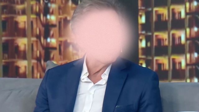 El conductor de 66 años que sale con una chica mucho más joven que él 