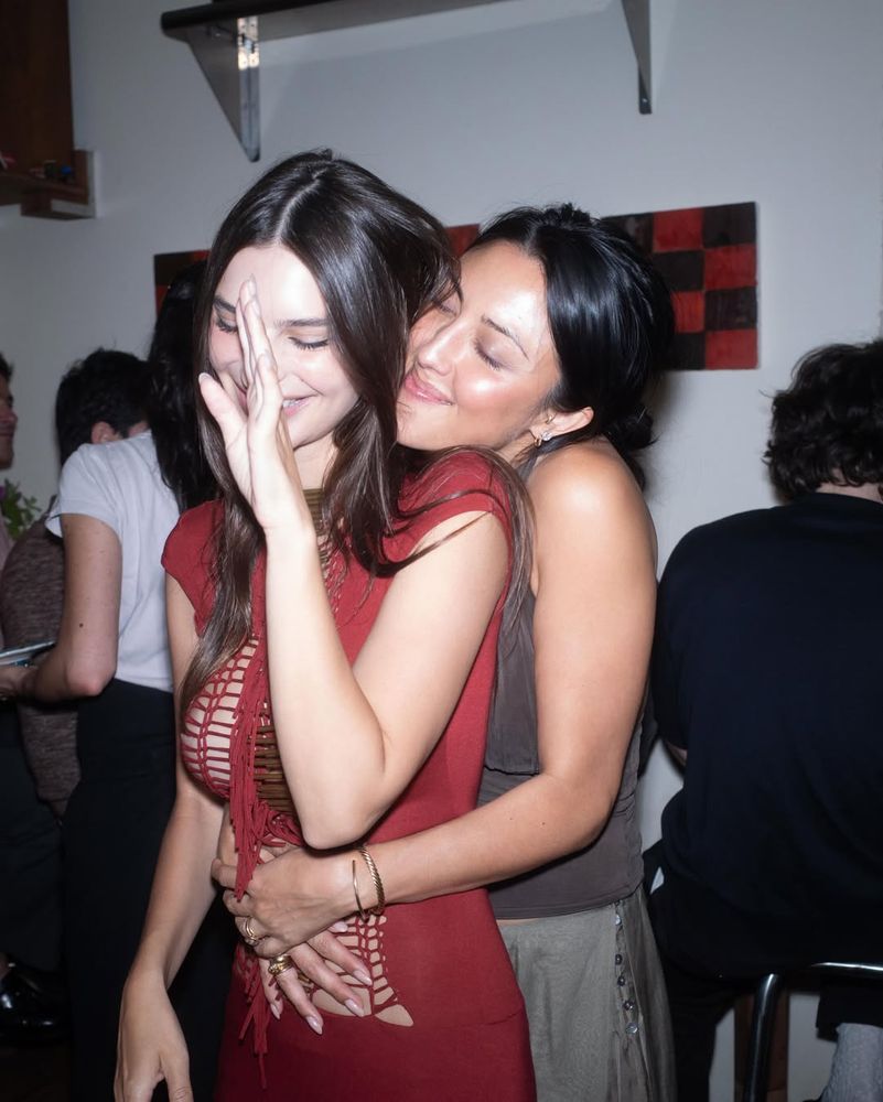 Emily Ratajkowski celebró su cumpleaños y arrasó con un vestido rojo pasión ajustado al cuerpo