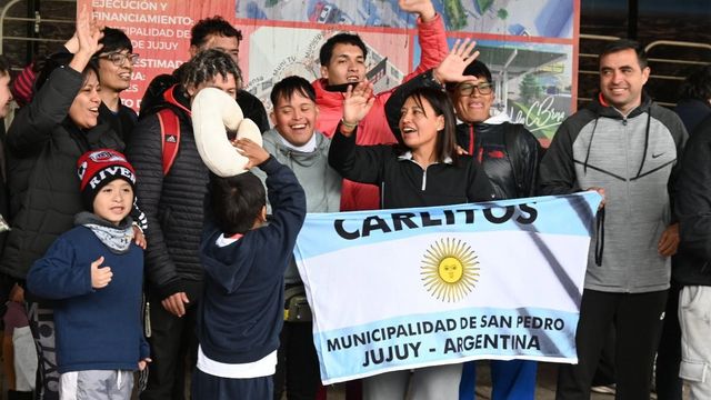 El sampedreño Carlos Isasmendi (al centro) emprendió viaje rumbo a Bulgaria para representar a la Argentina integrando la selección nacional de atletismo para personas con Síndrome de Down.