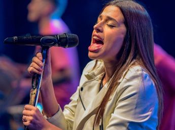 Euge Quevedo cantó en el Teatro Colón un clásico de Frank Sinatra y emocionó a todos