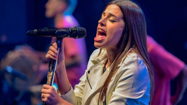 Euge Quevedo cantó en el Teatro Colón un clásico de Frank Sinatra y emocionó a todos
