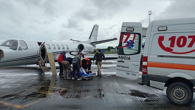 Durante el vuelo, el paciente permaneció estable, con hidratación, analgesia y monitoreo permanente por parte del equipo sanitario.
