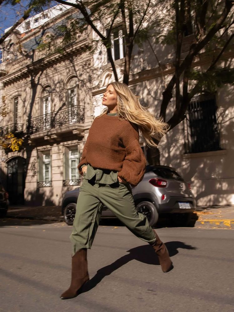 Laurita Fernández dio cátedra de estilo con un sweater en tono chocolate y marcó tendencia