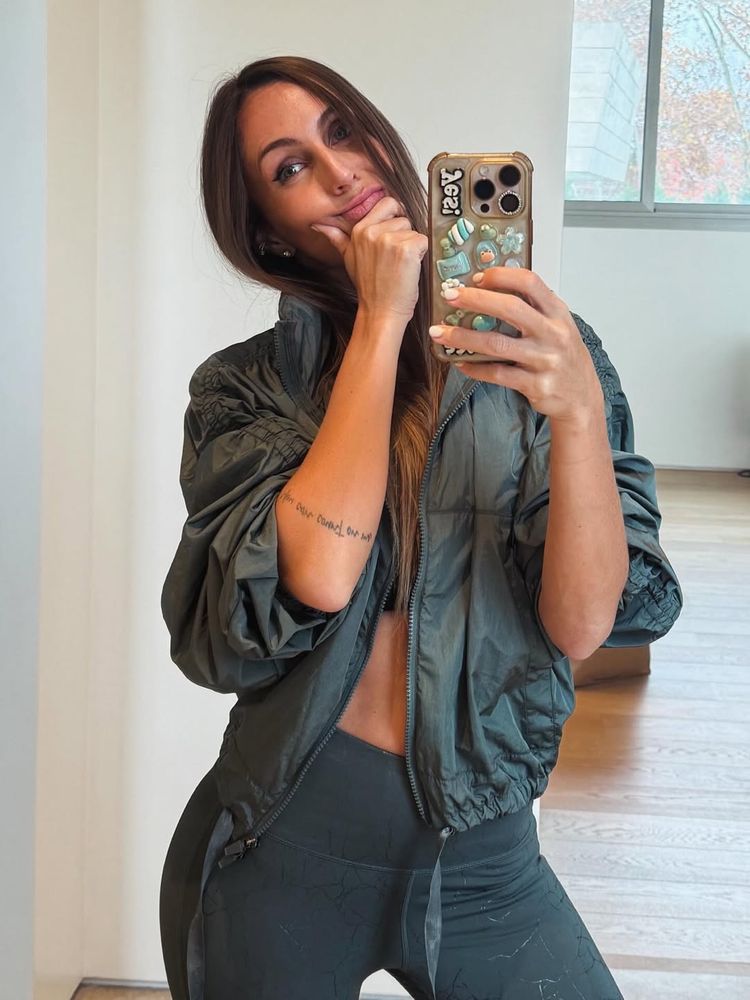 Gisela Dulko posó frente al espejo y modeló con un look deportivo del color de la temporada