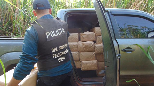 Secuestraron casi 900 kilos de marihuana en Eldorado y buscan al conductor que escapó al monte.