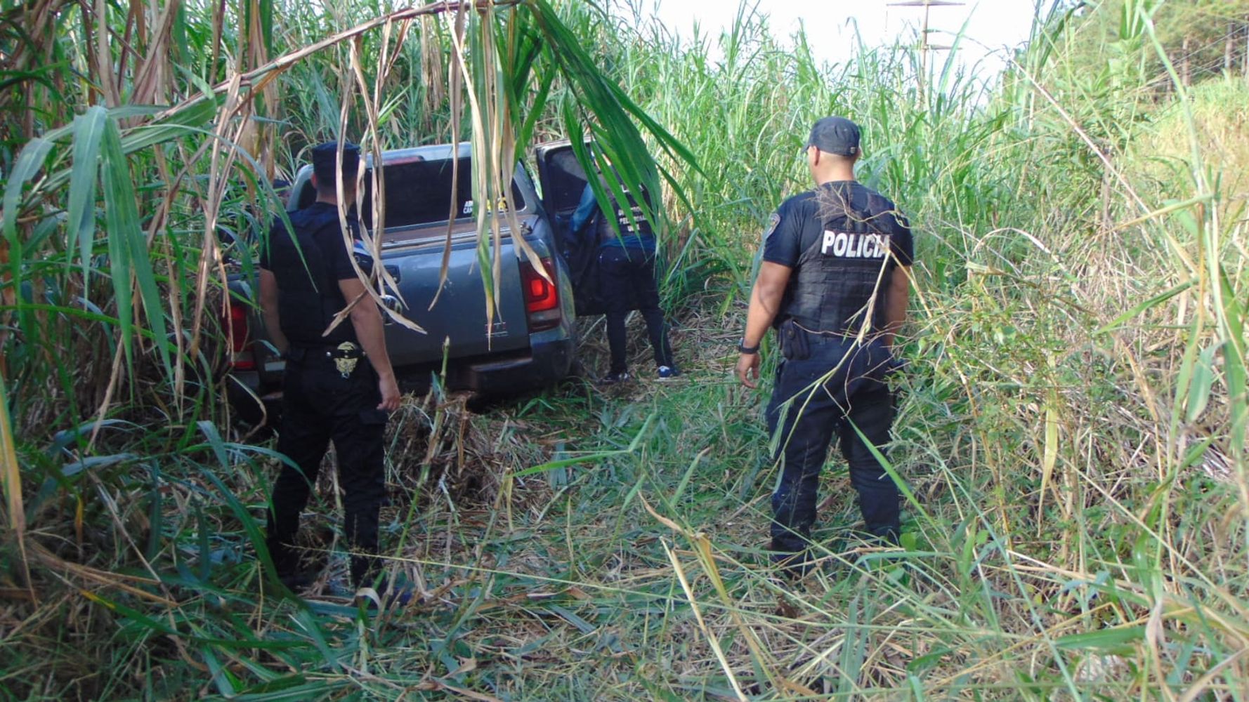 Secuestraron casi 900 kilos de marihuana en Eldorado y buscan al conductor que escapó al monte.