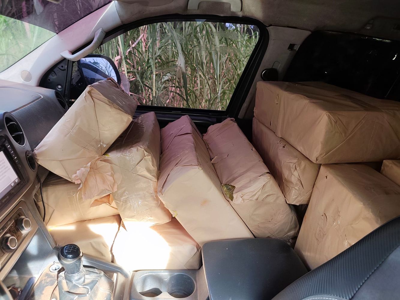 Secuestraron casi 900 kilos de marihuana en Eldorado y buscan al conductor que escapó al monte.