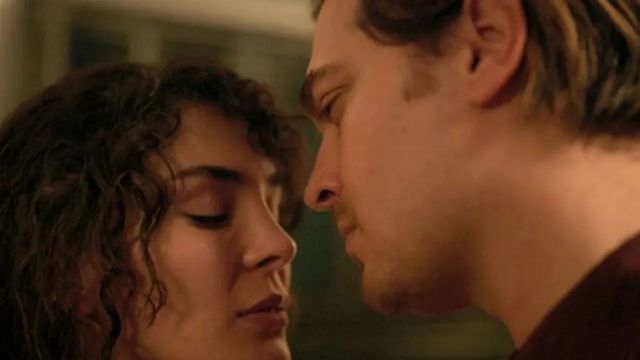 La película dura 110 minutos y se encuentra disponible en Netflix.