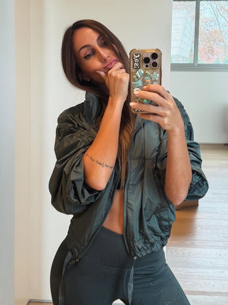 Gisela Dulko posó frente al espejo y modeló con un look deportivo del color de la temporada