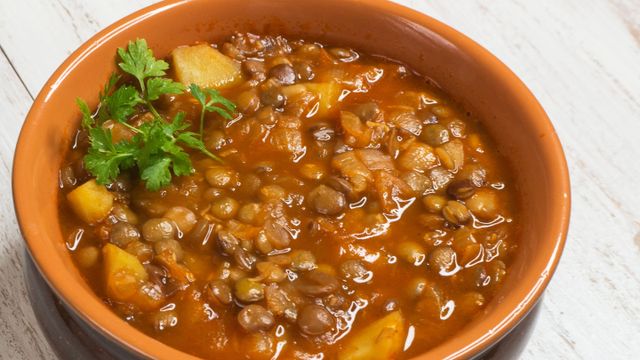 Cómo hacer un guiso de lentejas vegetariano: receta versión saludable ideal para los días de frío