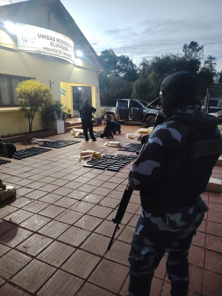 Secuestraron casi 900 kilos de marihuana en Eldorado y buscan al conductor que escapó al monte.