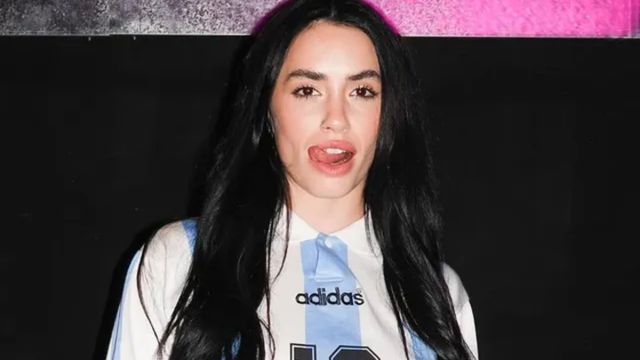Lali Espósito sorprendió con sus habilidades futbolísticas.