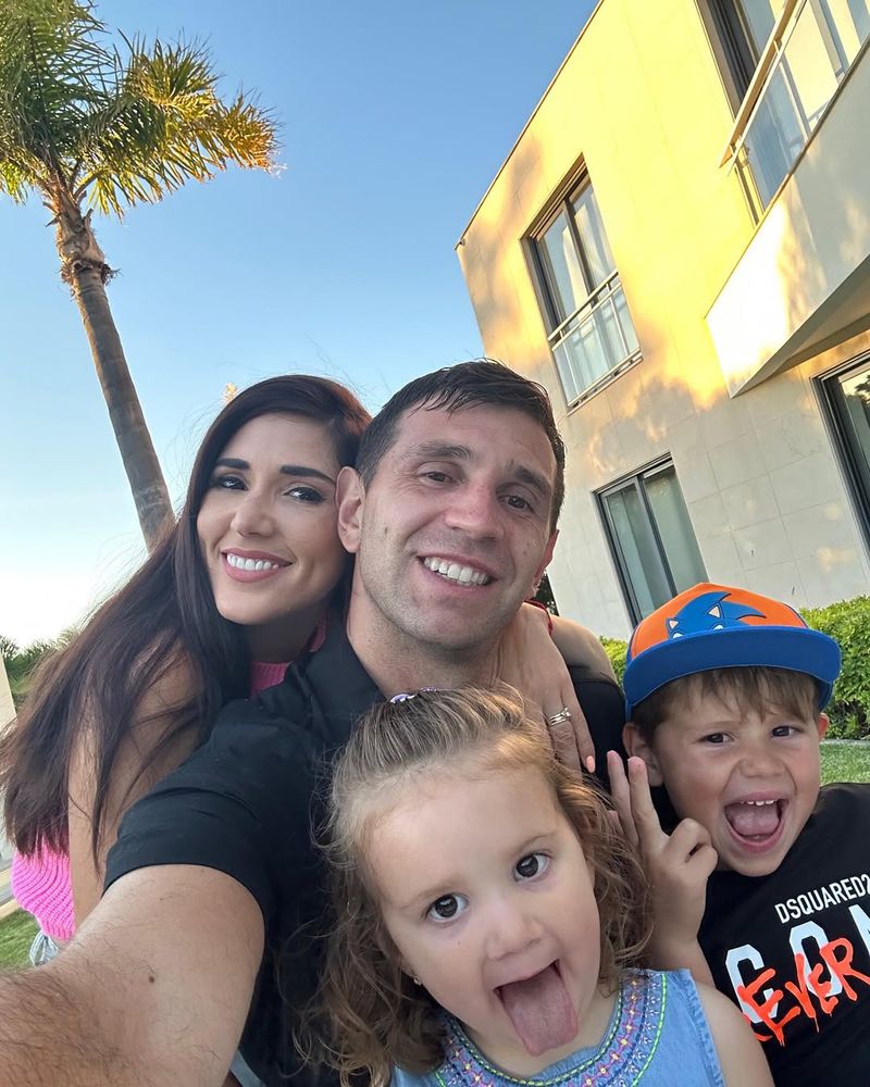 Dibu Martínez y Amanda Gama con sus hijos en 2023.