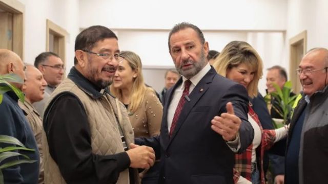 El sacerdote Enzo Romero acercó la solicitud al doctor Fernando Juri, junto a representantes de la comunidad barrial.