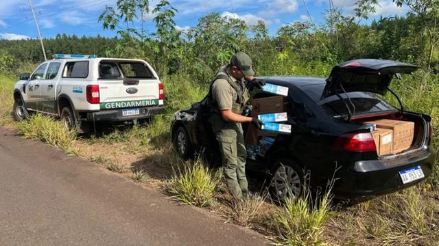 Incautaron más de 7.700 paquetes de cigarrillos de contrabando y un auto robado en San Pedro.