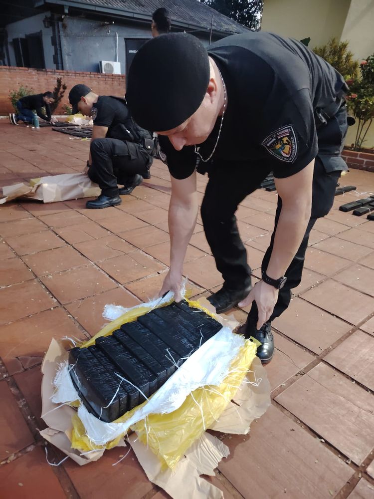 Secuestraron casi 900 kilos de marihuana en Eldorado y buscan al conductor que escapó al monte.