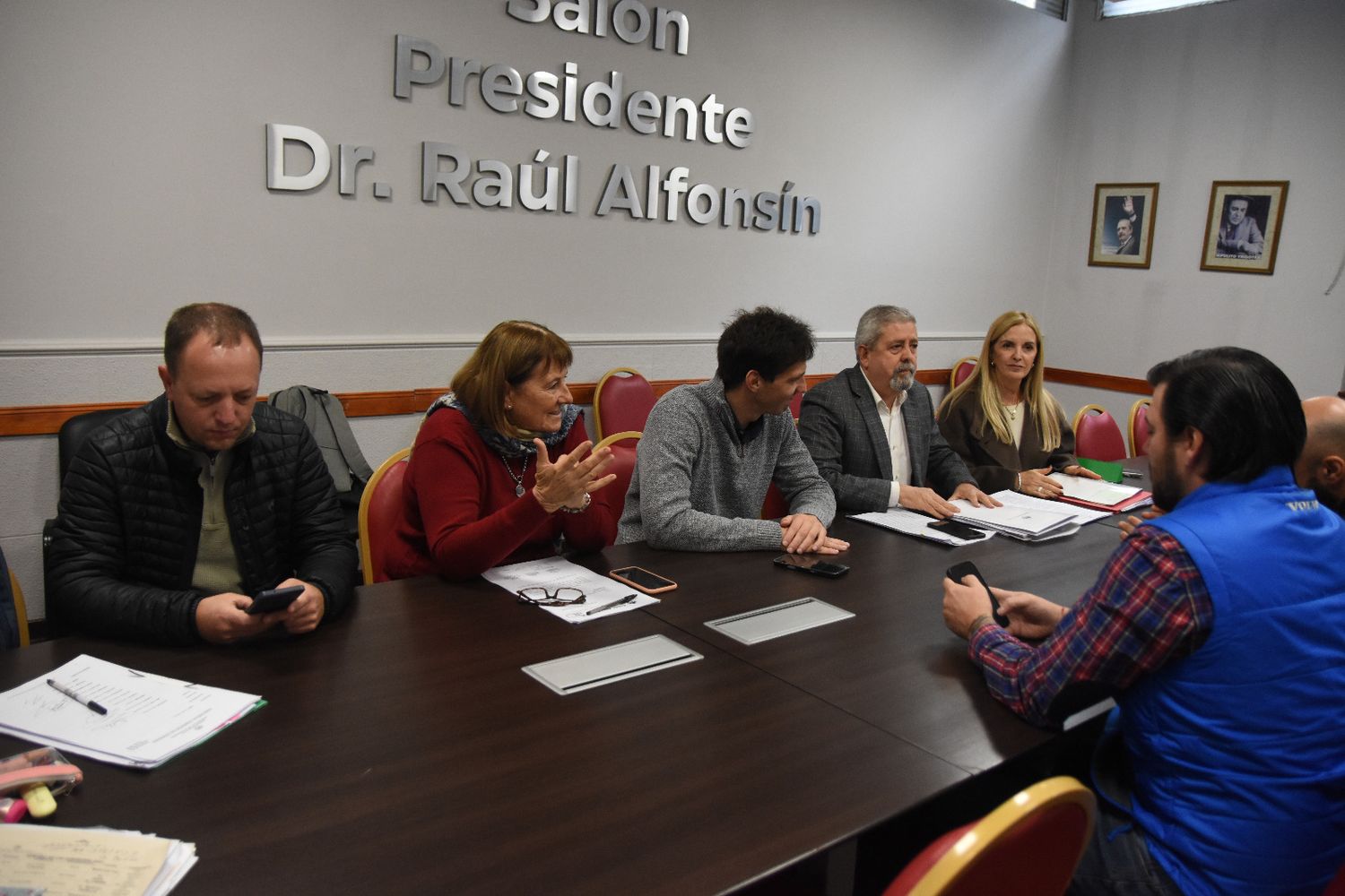 La iniciativa está destinada a monotributistas de todas las categorías y contempla beneficios impositivos con el objetivo de aliviar la situación económica que atraviesa el sector, dijeron los diputados de Jujuy Crece Adriano Morone y Guido Luna (ambos al centro).