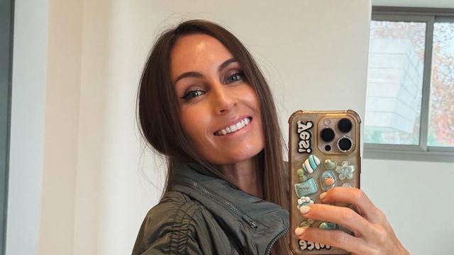 Gisela Dulko posó frente al espejo y modeló con un look deportivo del color de la temporada