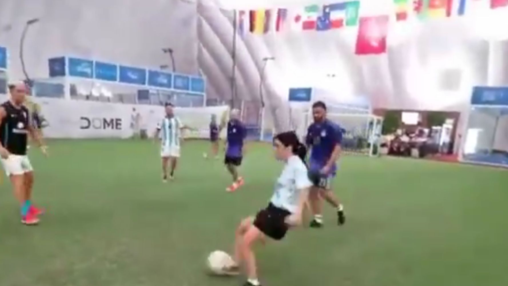 La cantante sorprendió con su manera de jugar al fútbol.