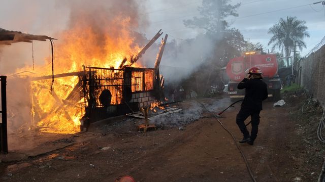Dos familias perdieron todo tras un incendio en la zona de La Tablada de Posadas.
