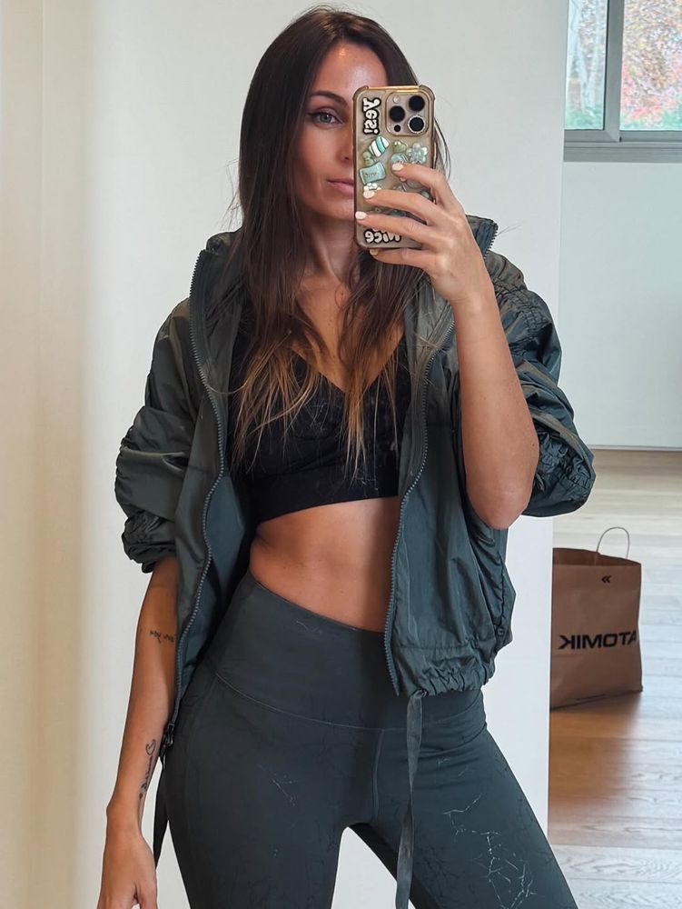 Gisela Dulko posó frente al espejo y modeló con un look deportivo del color de la temporada