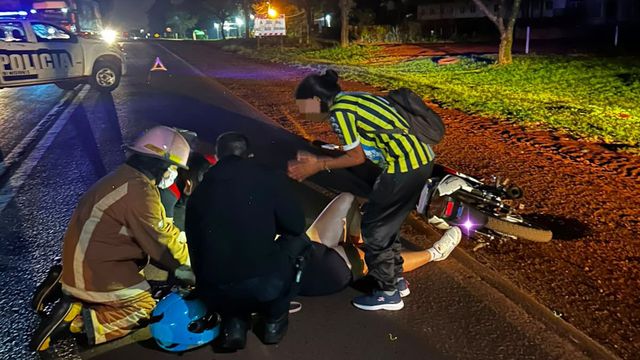 Una motociclista resultó herida tras derrapar sobre la Ruta Nacional 12 en Puerto Esperanza.