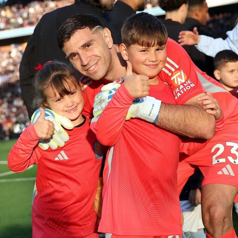 Emiliano "Dibu" Martínez junto a sus dos hijos en 2026.