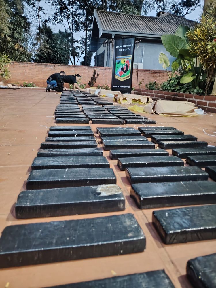 Secuestraron casi 900 kilos de marihuana en Eldorado y buscan al conductor que escapó al monte.