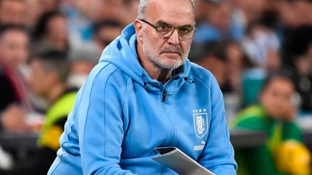 Marcelo Bielsa, como entrenador de Uruguay, tendrá una nueva chance de dirigir un Mundial
