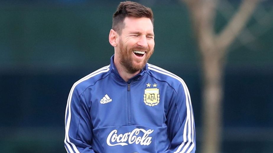 El curioso video de Lionel Messi con una botella que desató una ola de memes