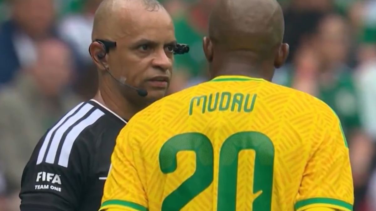 No se vio en la TV: la reacción de los sudafricanos ante el incomprensible inglés del árbitro Sampaio