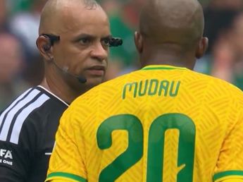 No se vio en la TV: la reacción de los sudafricanos ante el incomprensible inglés del árbitro Sampaio