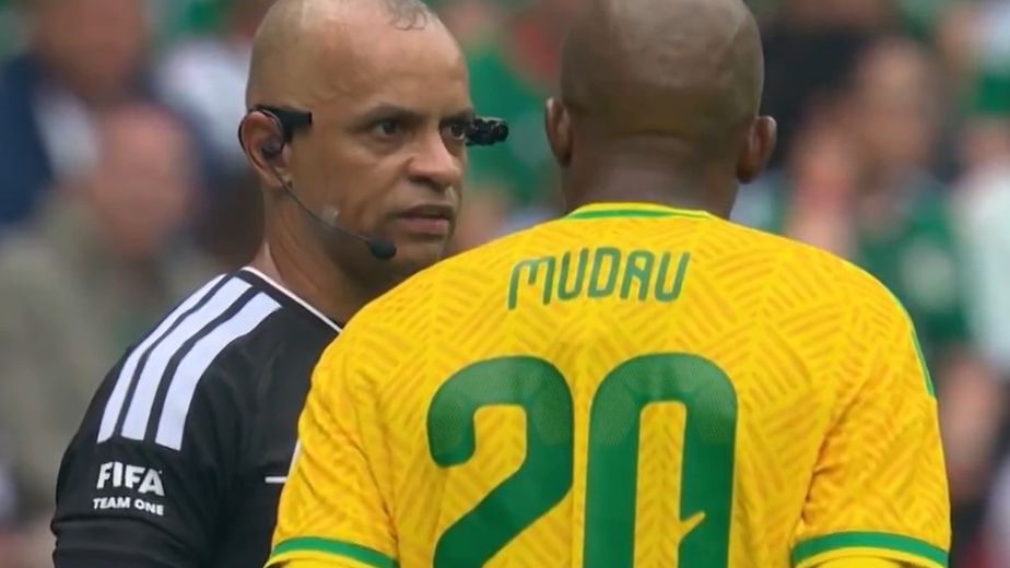 No se vio en la TV: la reacción de los sudafricanos ante el incomprensible inglés del árbitro Sampaio