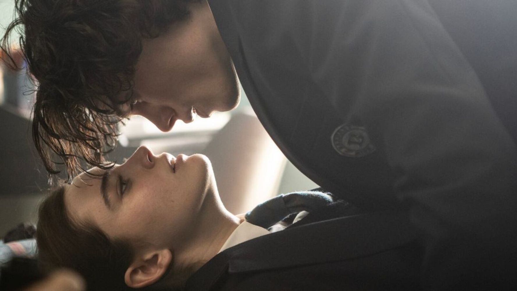 La película destaca por su estética y la química entre sus protagonistas.