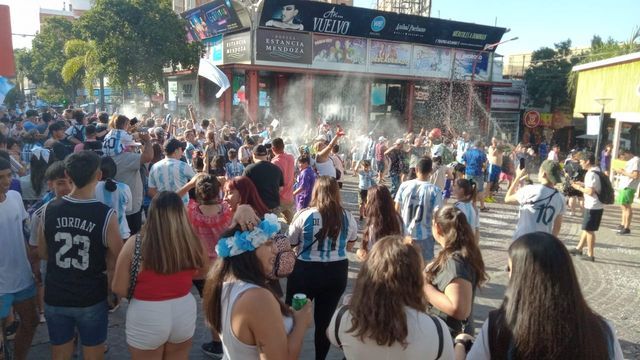 Festejos en el centro de Carlos Paz durante el Mundial 2022. Foto de archivo