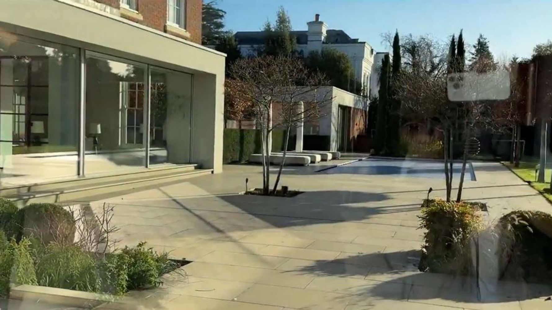Así es la casa de Enzo Fernández y Valu cervantes en Londres: espacios amplios, ventanales grandes y pileta enorme