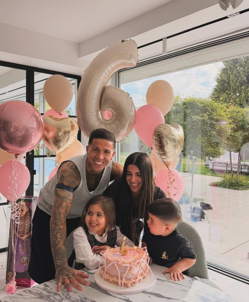 Enzo Fernández y Valentina Cervantes junto a sus dos hijos.