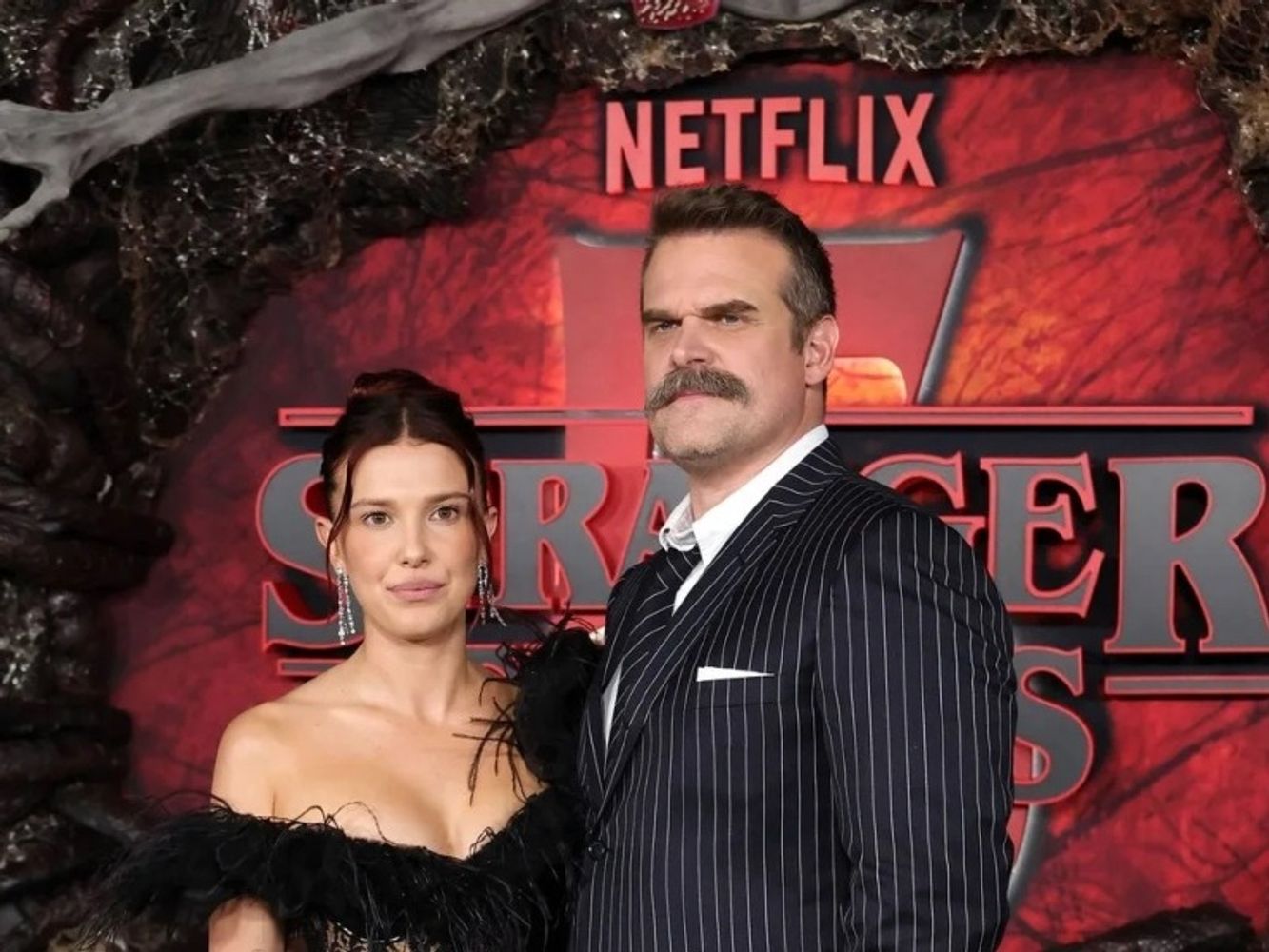 David Harbour y Millie Bobby Brown.
