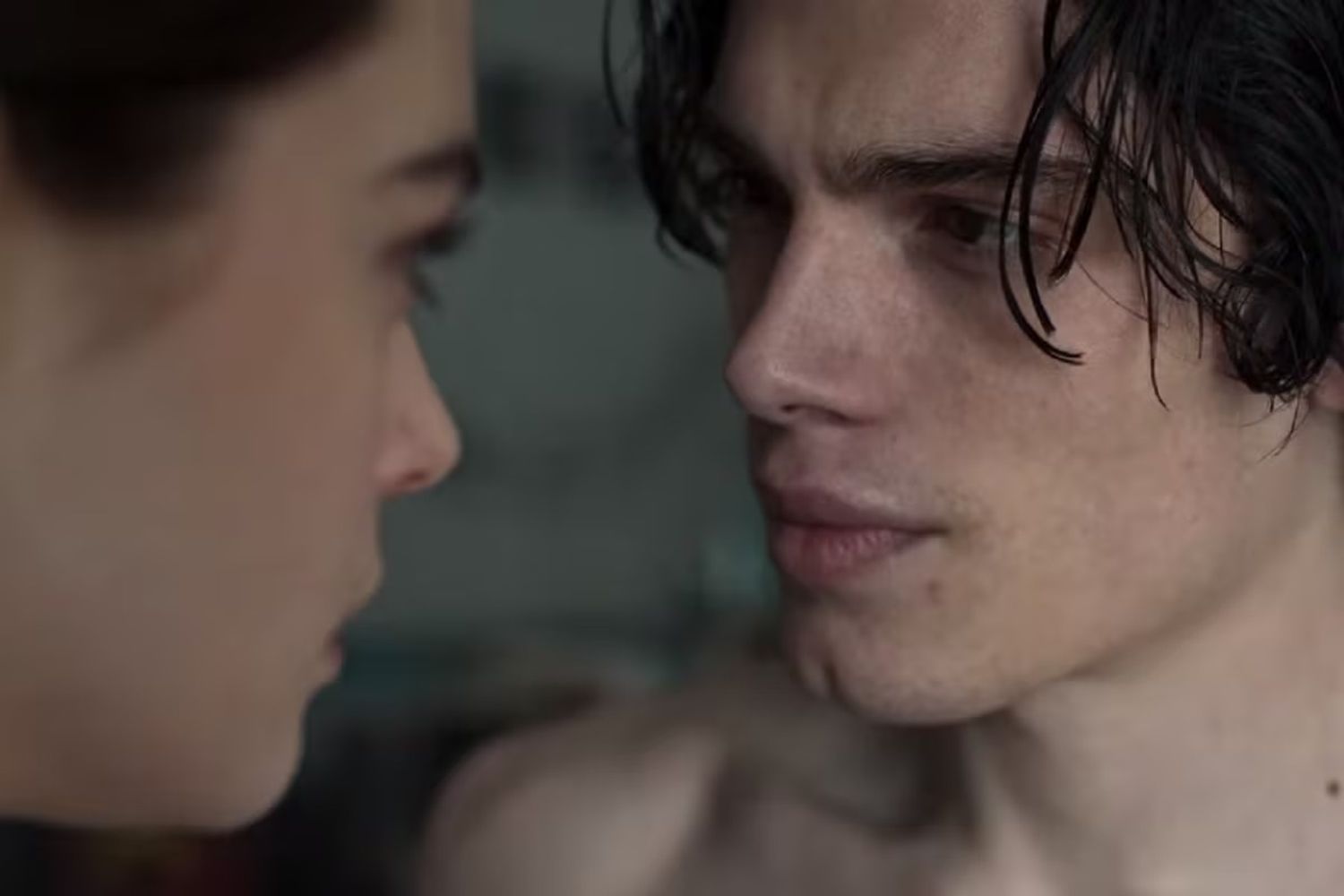 La película combina romance, drama y elementos de fantasía juvenil.