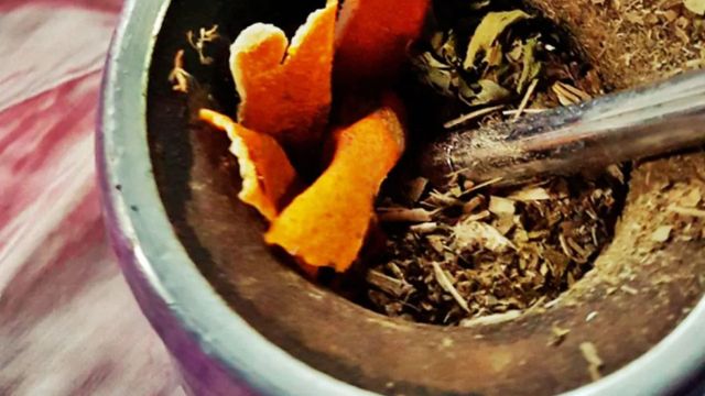 Para qué sirve ponerle cáscara de naranja al mate: qué beneficios tiene además de cambiarle el sabor