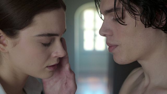 Una historia de romance juvenil marcada por el drama y los secretos.