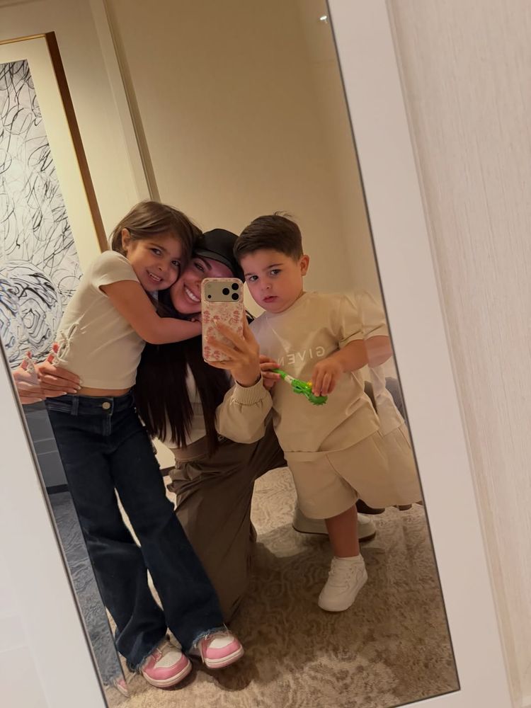 Valentina Cervantes junto a Olivia y Benjamín.