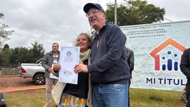 Más de 150 familias de San Vicente regularizaron su situación habitacional con la entrega de títulos y permisos de ocupación.