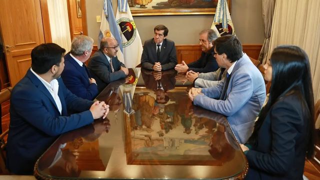 El gobernador Carlos Sadir recibió al embajador de la India en la Argentina, Ajaneesh Kumar, para continuar trabajando en una agenda que ahora incluye la invitación formal para que una misión comercial jujeña visite el país asiático.