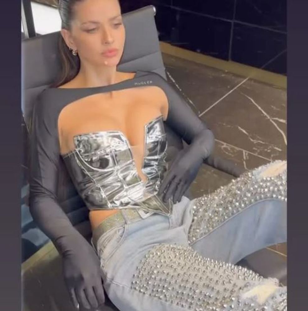 La China Suárez luciendo un corset metalizado y jean con brillos